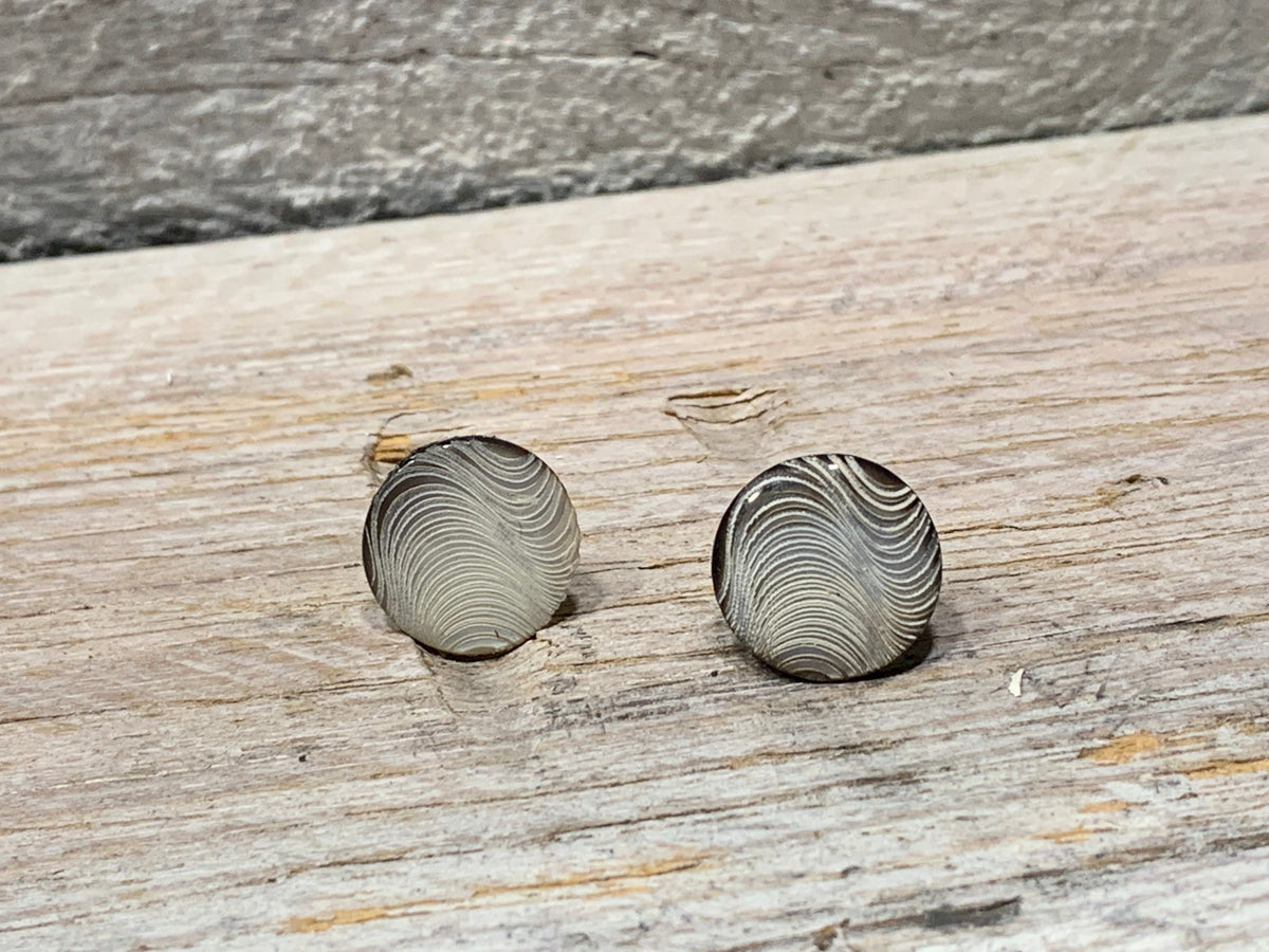 Edelstahl Ohrstecker mit Perlmutt-Welle – Stilvolle Ohrringe in Taupe