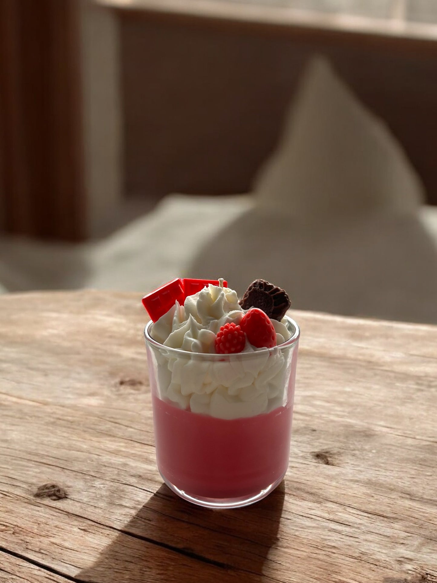 Erdbeer-Duftkerze – Frisches Dessert-Design mit dekorativen Wachsdetails