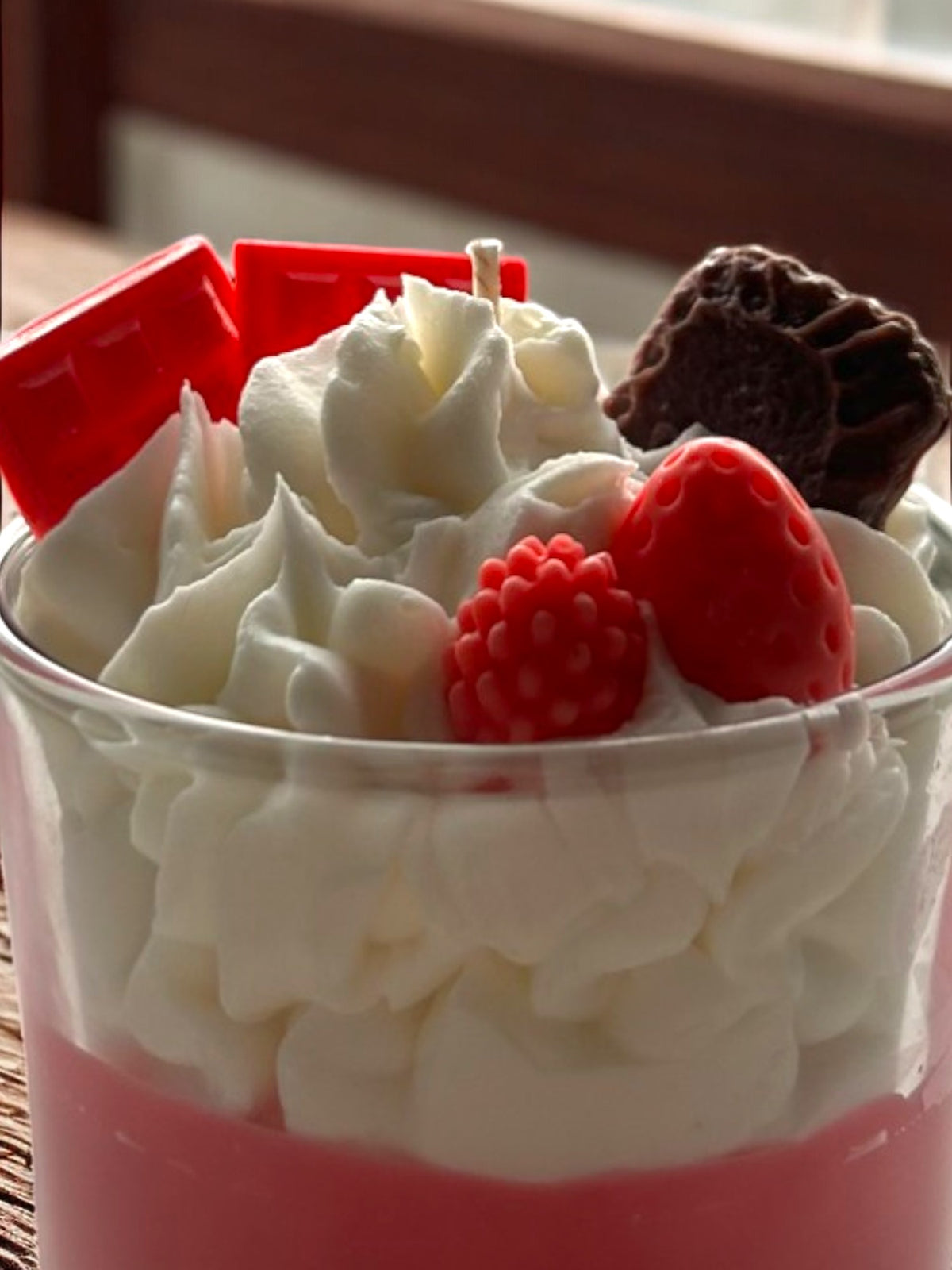 Erdbeer-Duftkerze – Frisches Dessert-Design mit dekorativen Wachsdetails