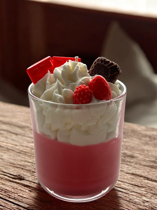 Erdbeer-Duftkerze – Frisches Dessert-Design mit dekorativen Wachsdetails