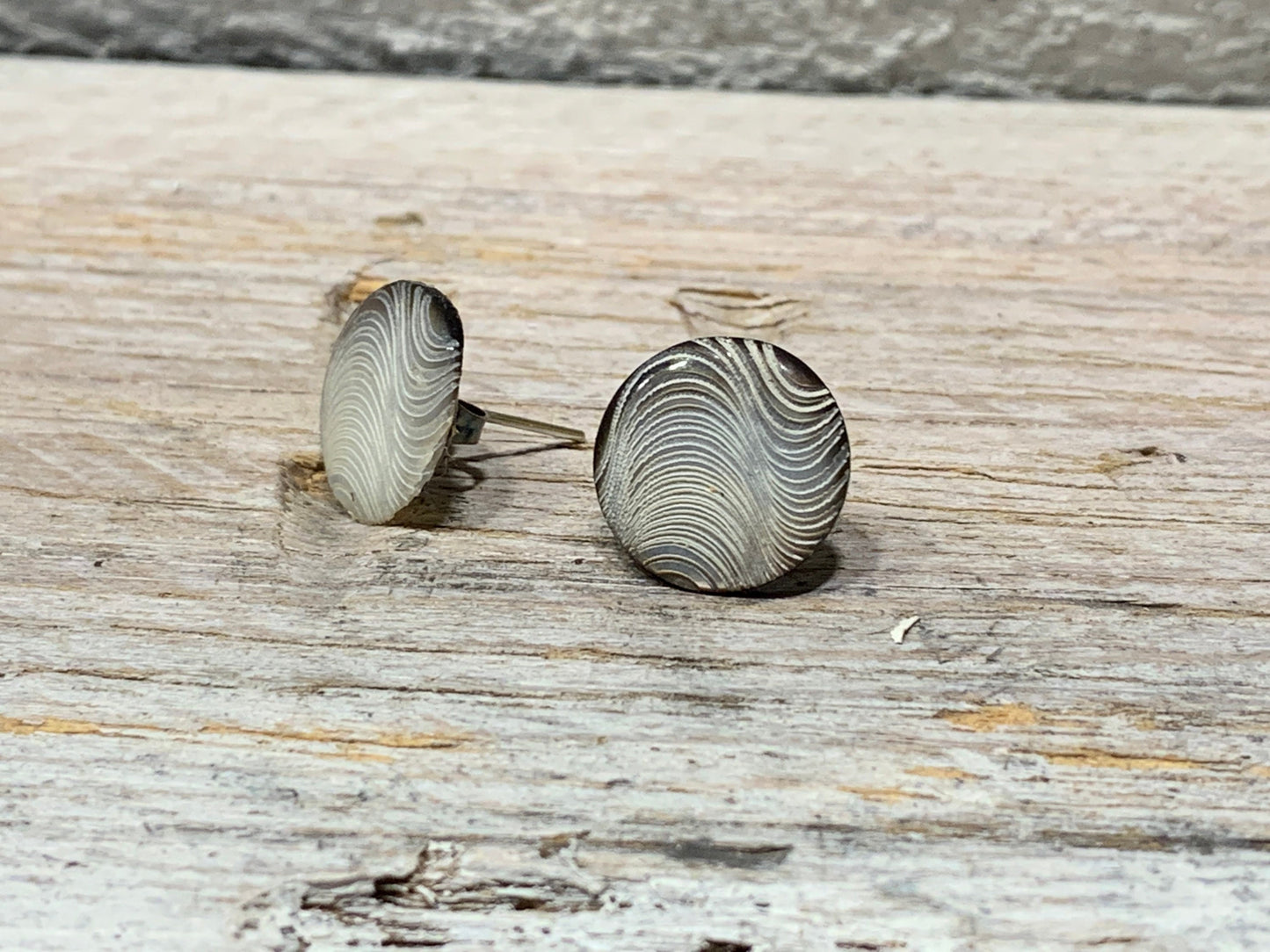 Edelstahl Ohrstecker mit Perlmutt-Welle – Stilvolle Ohrringe in Taupe