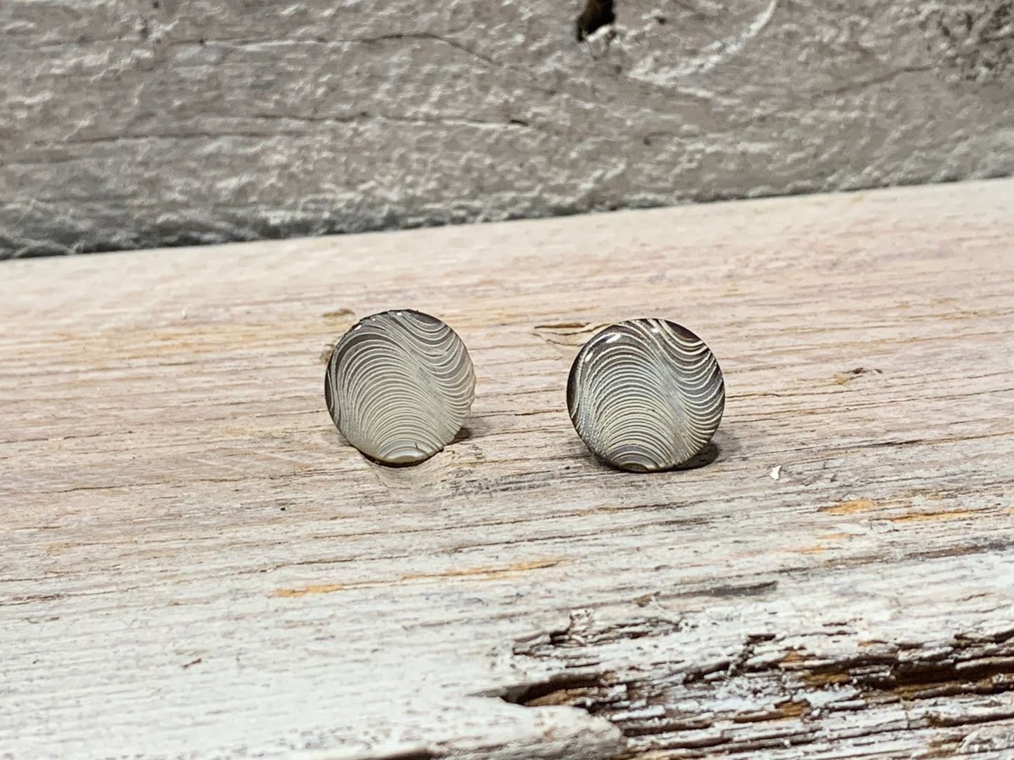 Edelstahl Ohrstecker mit Perlmutt-Welle – Stilvolle Ohrringe in Taupe