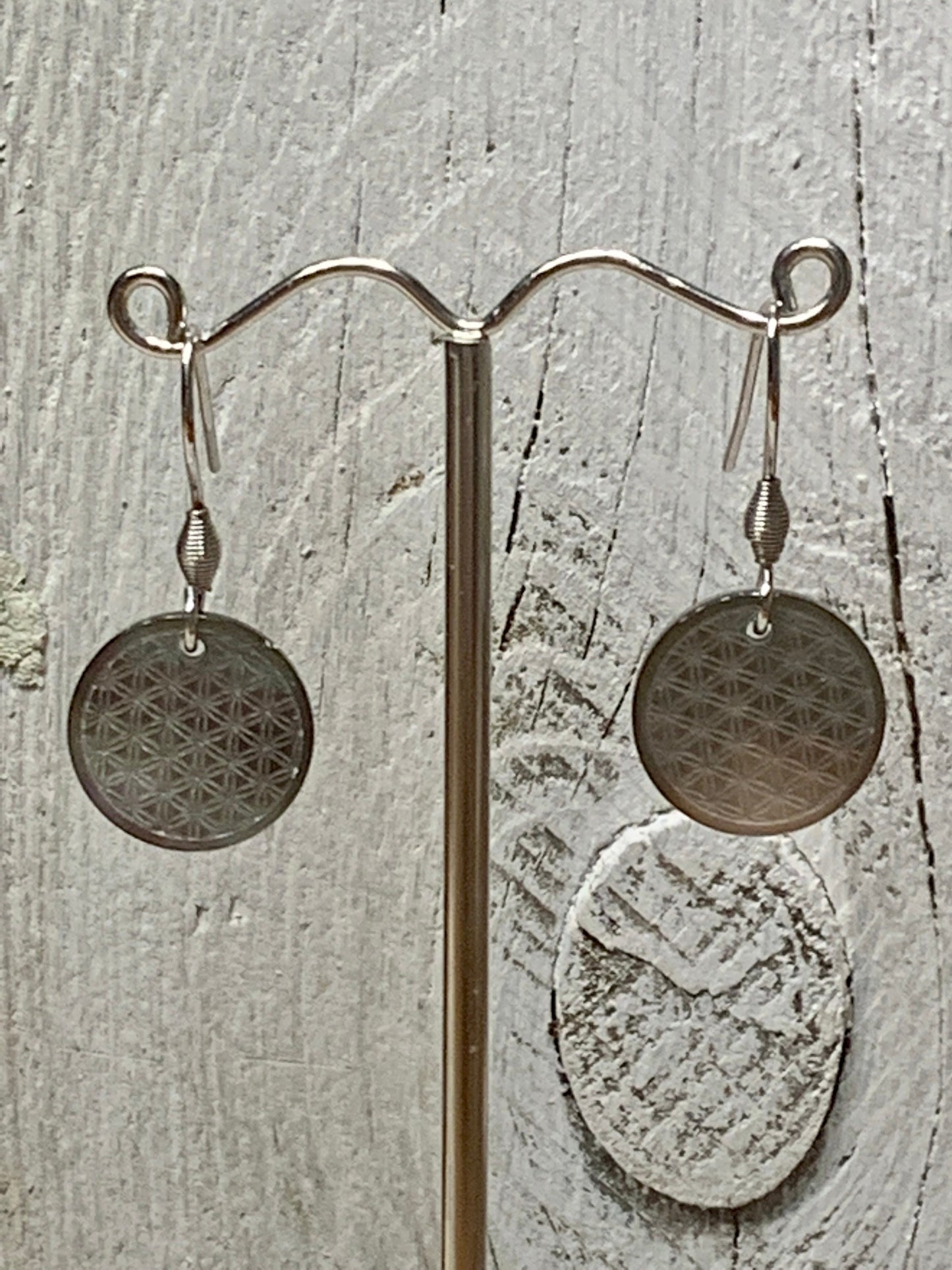 Edelstahl Ohrringe Blume des Lebens – Handgemachte Perlmutt Ohrringe in Taupe