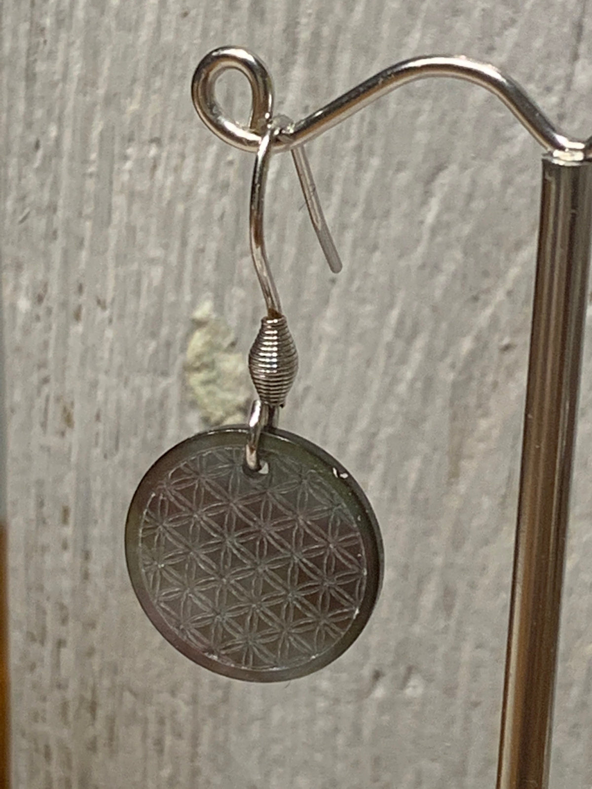Edelstahl Ohrringe Blume des Lebens – Handgemachte Perlmutt Ohrringe in Taupe