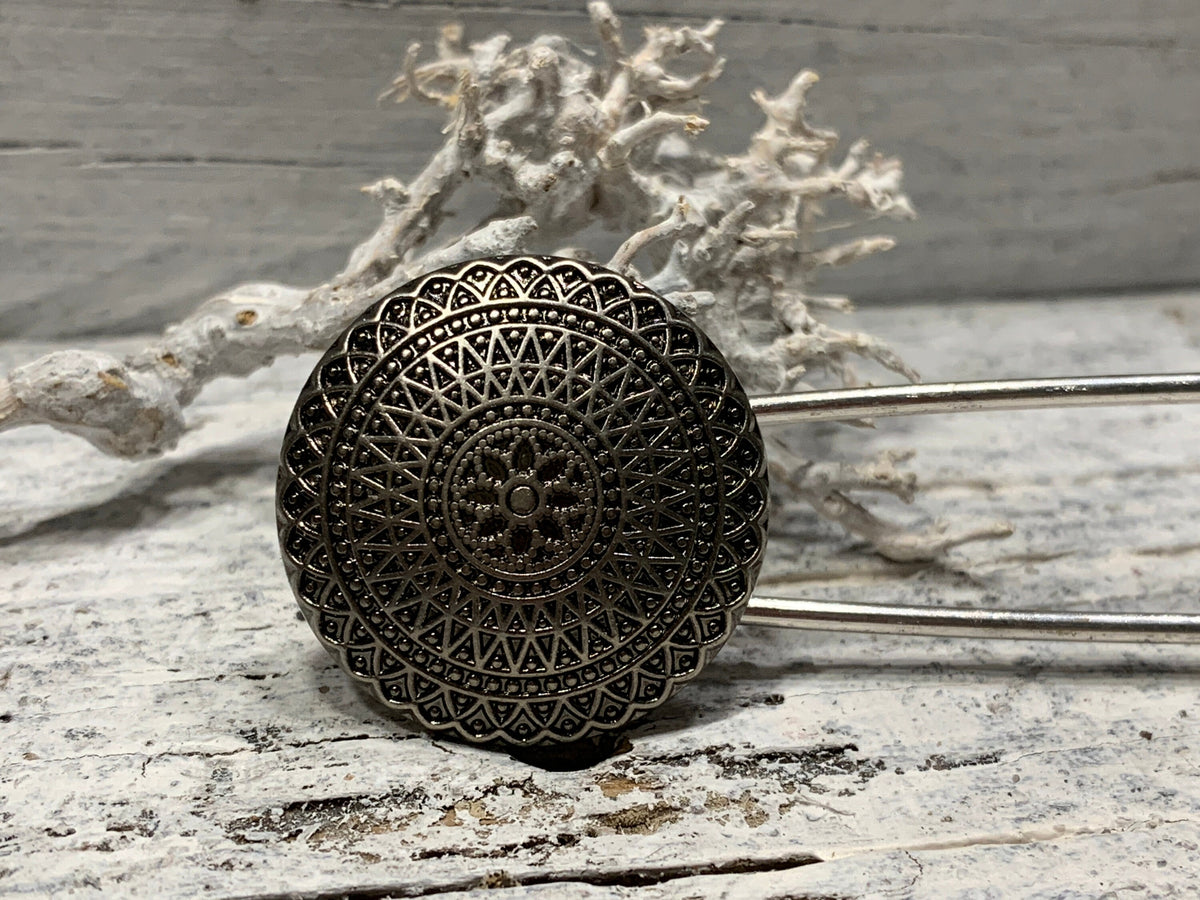 Ponchonadel Brosche Silber mit Blumenornament – Handgefertigte Kiltnadel Metall