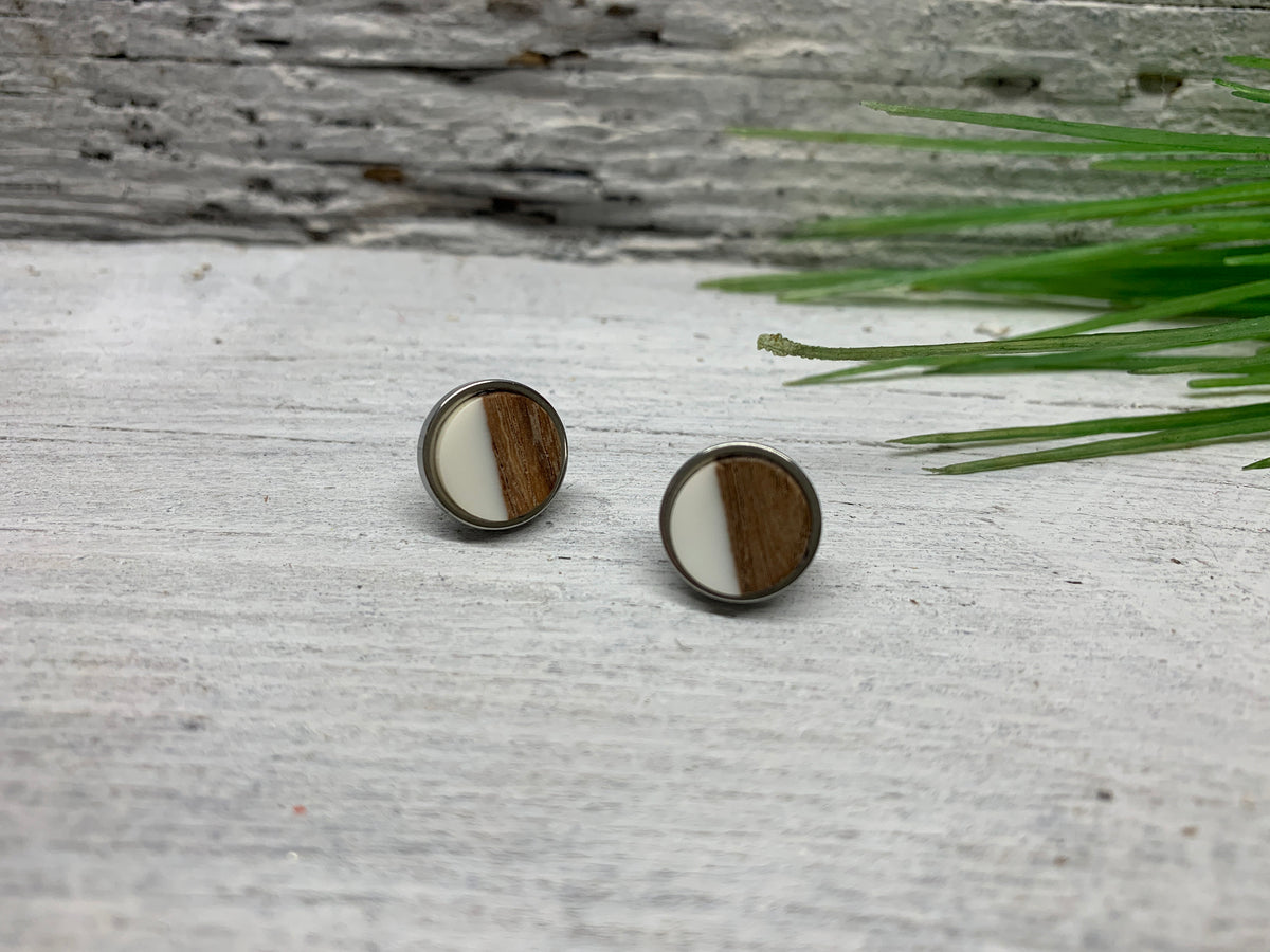 Minimalistische Ohrstecker aus Edelstahl mit Holz und Epoxid – Eleganter Ohrschmuck in Weiß