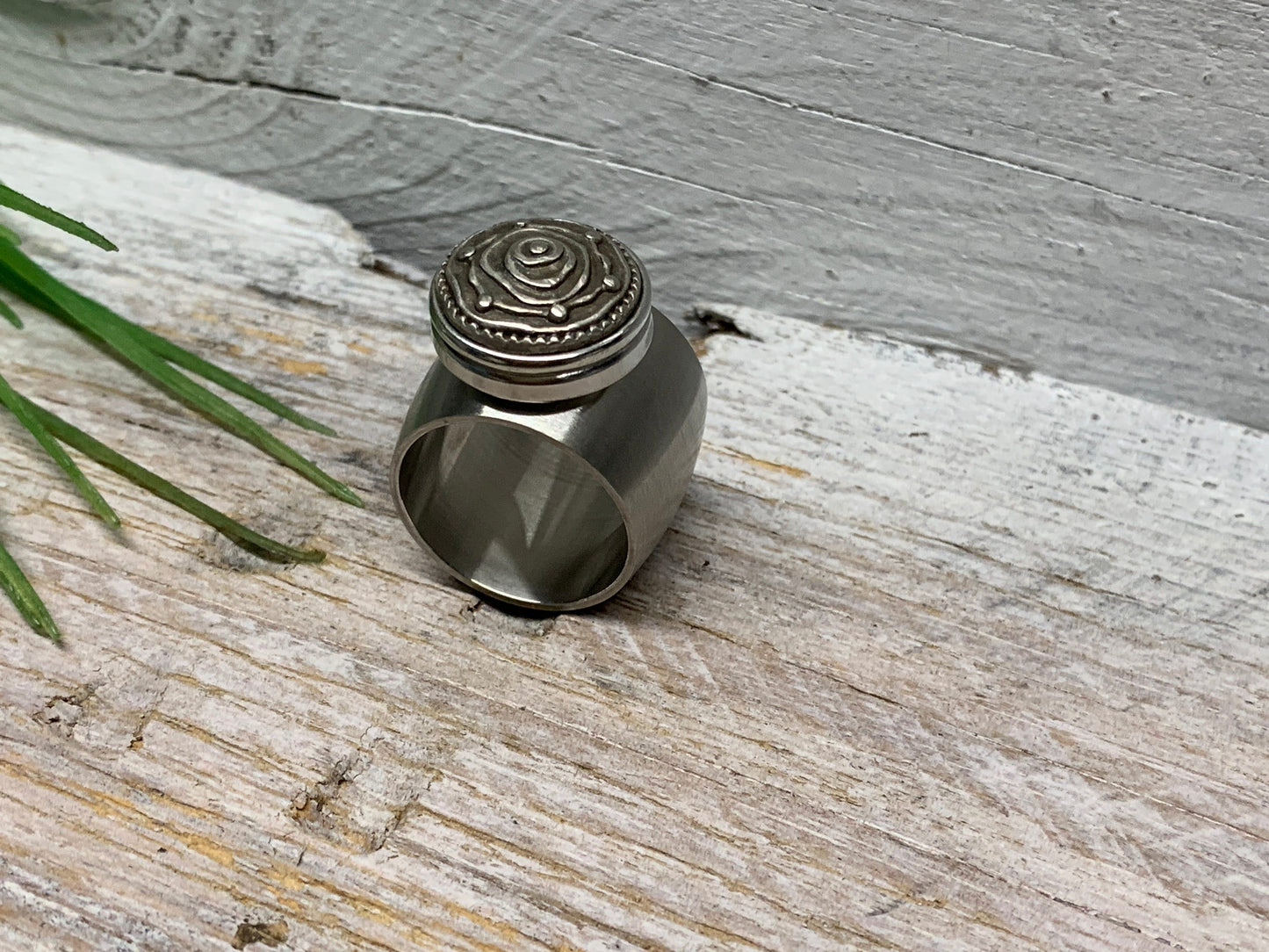 Breiter Edelstahlring Gr. 19 mit abstrakter Rose – Modernes Design