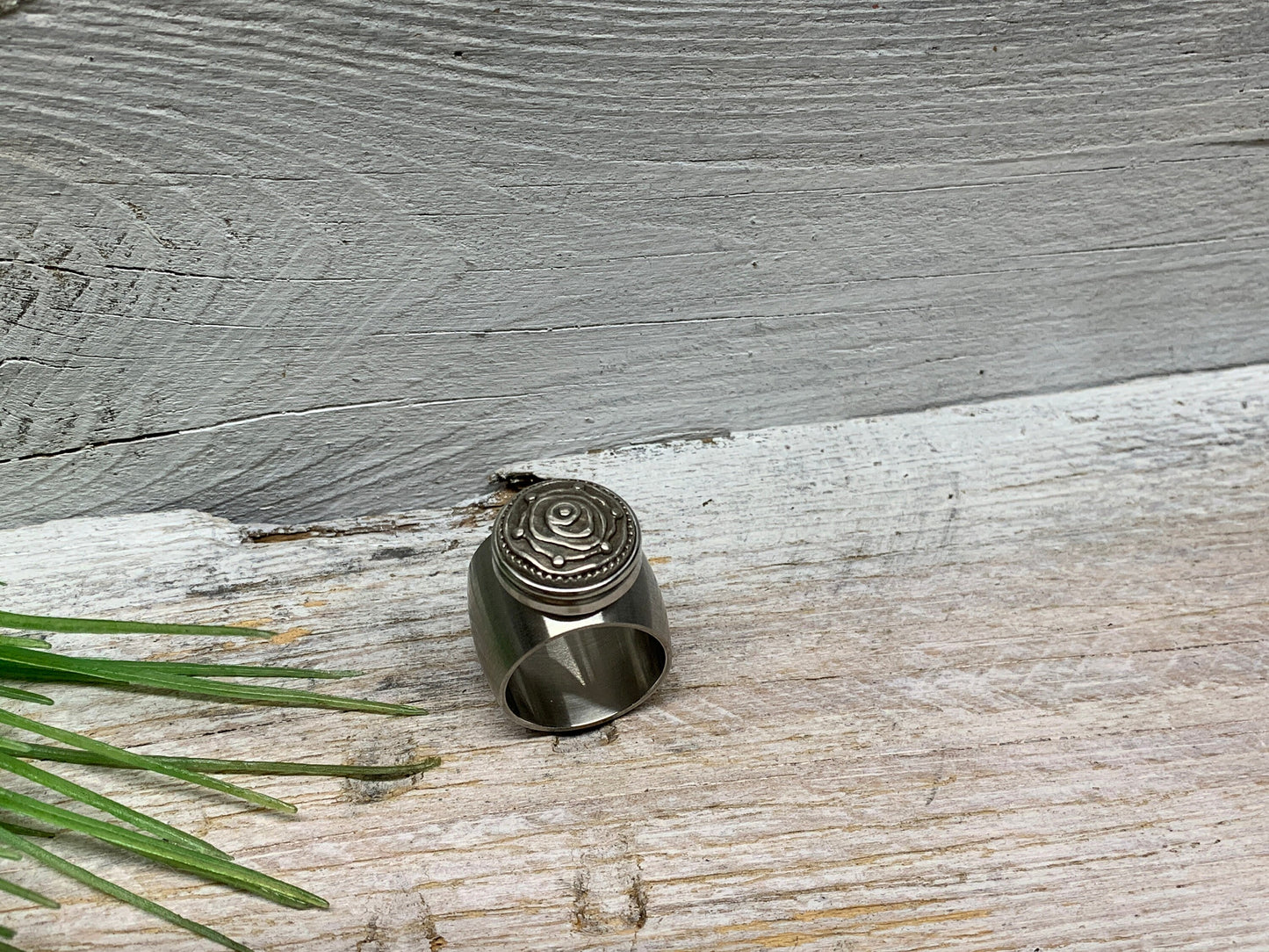 Breiter Edelstahlring Gr. 19 mit abstrakter Rose – Modernes Design