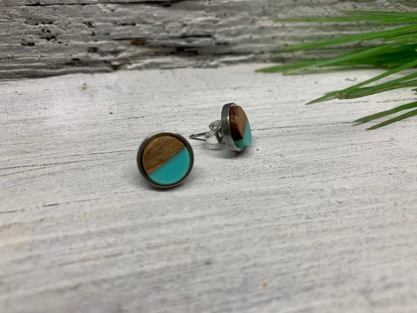 Edelstahl Ohrstecker mit Holz & Epoxid in Türkis – Minimalistische Ohrringe