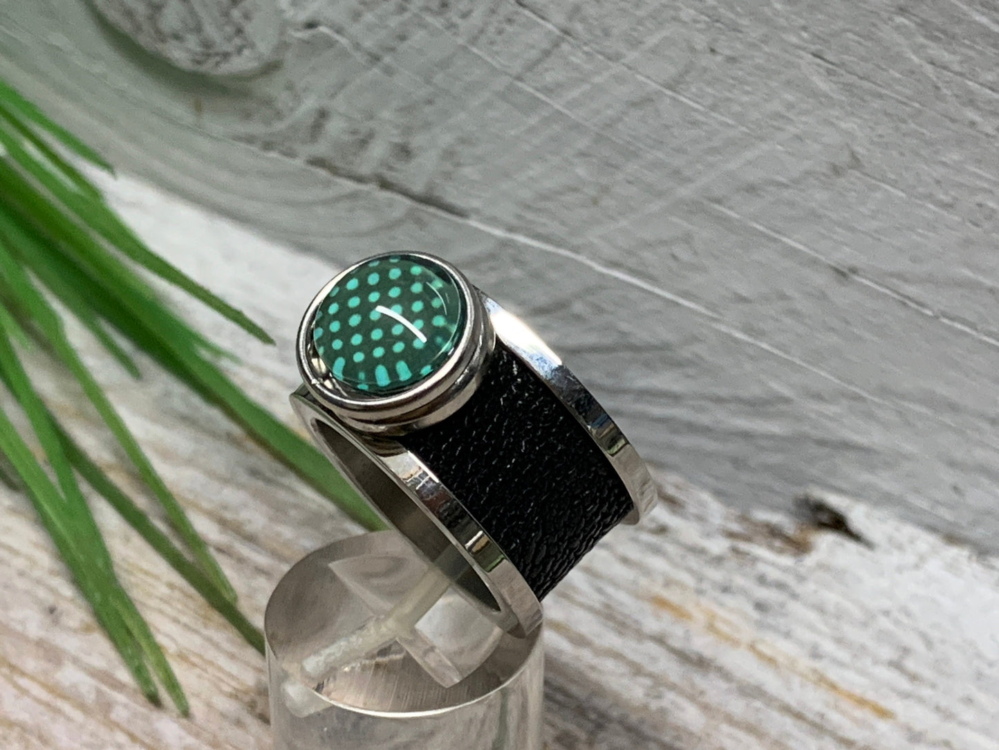 Edelstahl Ring mit Leder – Punkte Türkis-Weiß, Rockabilly Mini