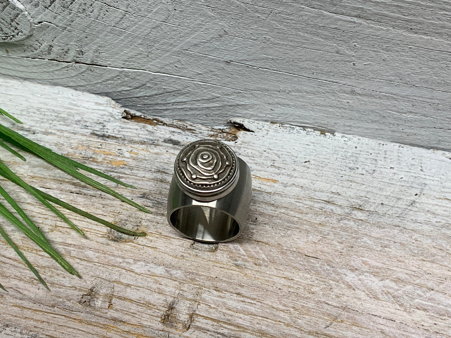 Breiter Edelstahlring Gr. 19 mit abstrakter Rose – Modernes Design