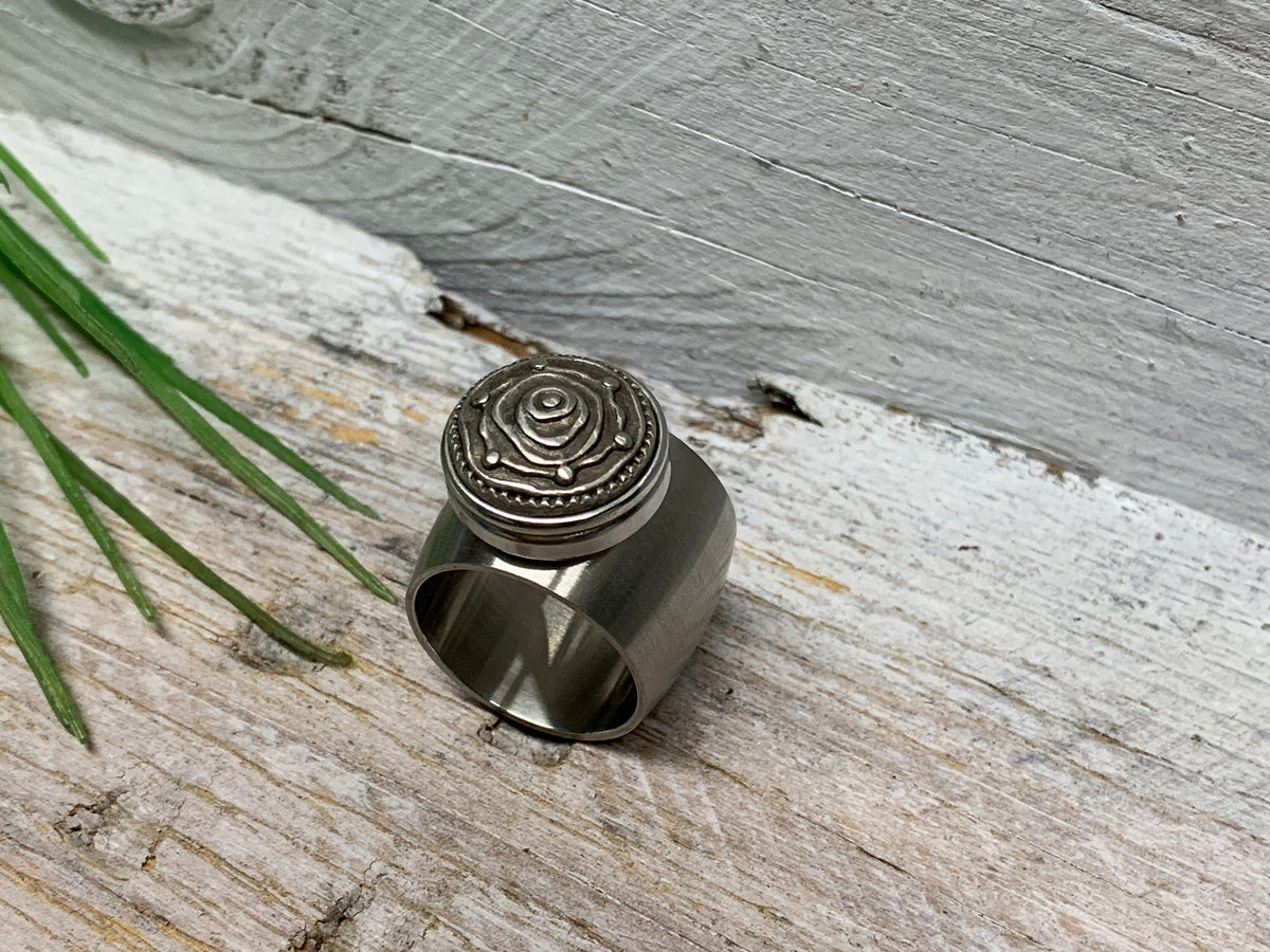 Breiter Edelstahlring Gr. 19 mit abstrakter Rose – Modernes Design