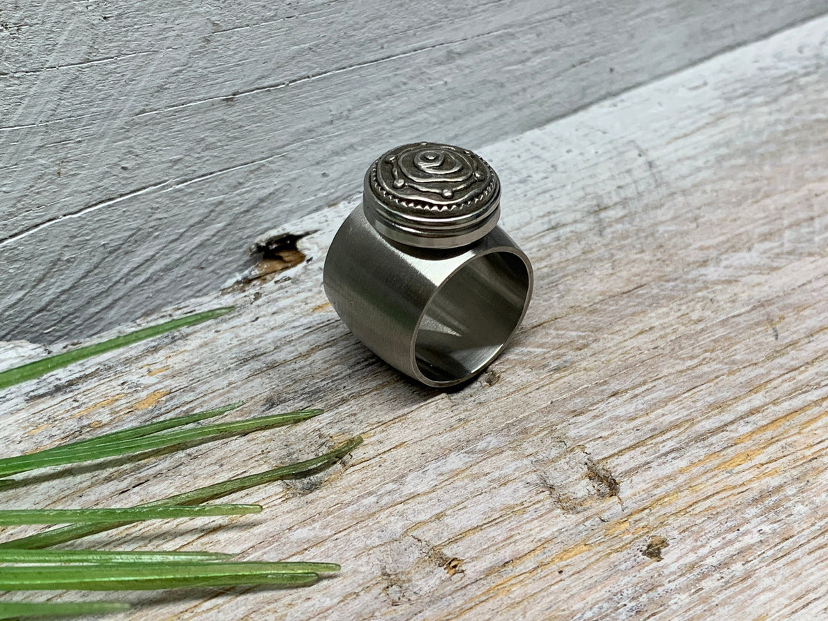 Breiter Edelstahlring Gr. 19 mit abstrakter Rose – Modernes Design