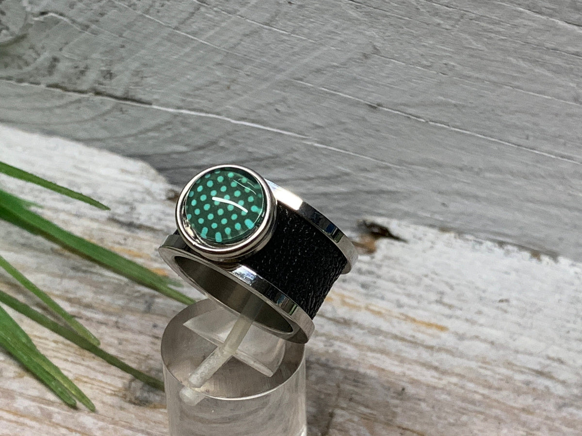Edelstahl Ring mit Leder – Punkte Türkis-Weiß, Rockabilly Mini