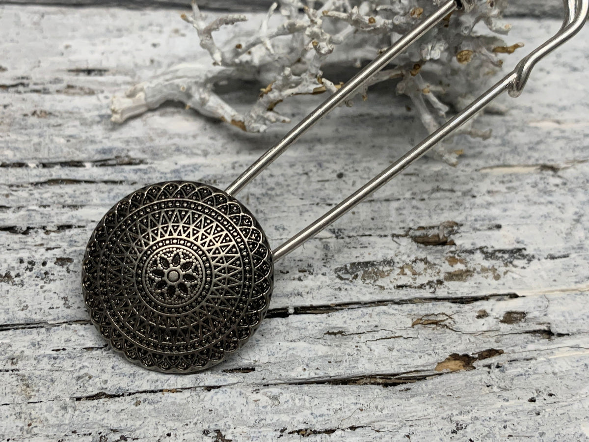 Ponchonadel Brosche Silber mit Blumenornament – Handgefertigte Kiltnadel Metall
