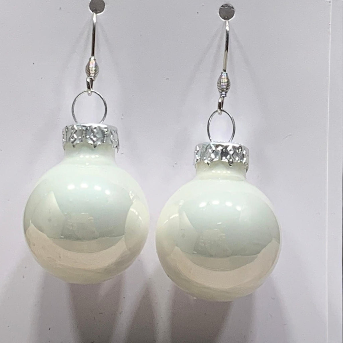Festliche Ohrringe – Handgefertigte Weihnachtskugel aus Glas
