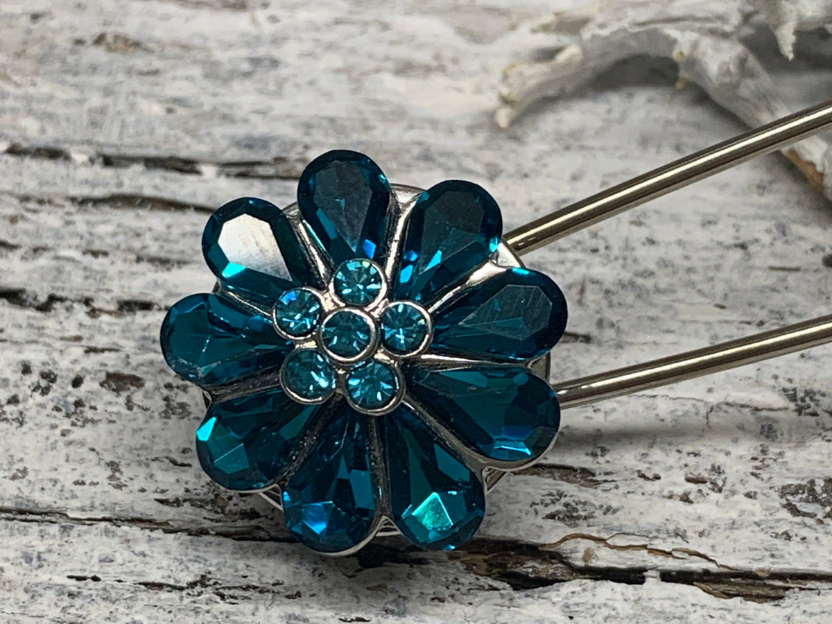 Nahaufnahme der funkelnden Strass-Blume in Türkisblau