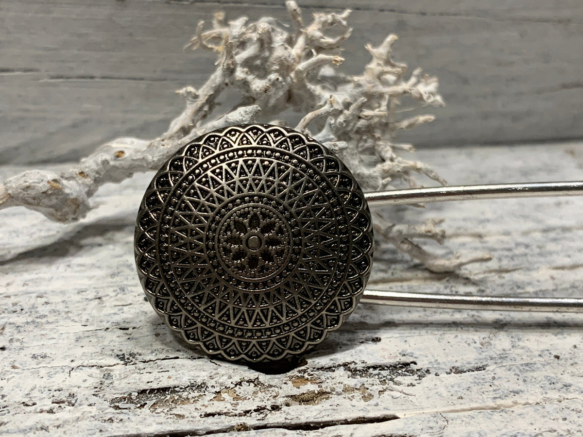Nahaufnahme des gewölbten Blumenornaments in geschwärzter Altsilber-Optik