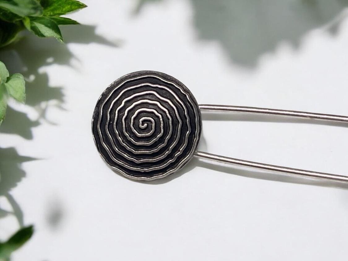 Nahaufnahme der Endlosspirale in Altsilber-Optik