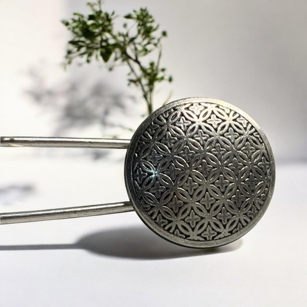 Nahaufnahme der Blume des Lebens als geprägtes Muster in Altsilber-Optik