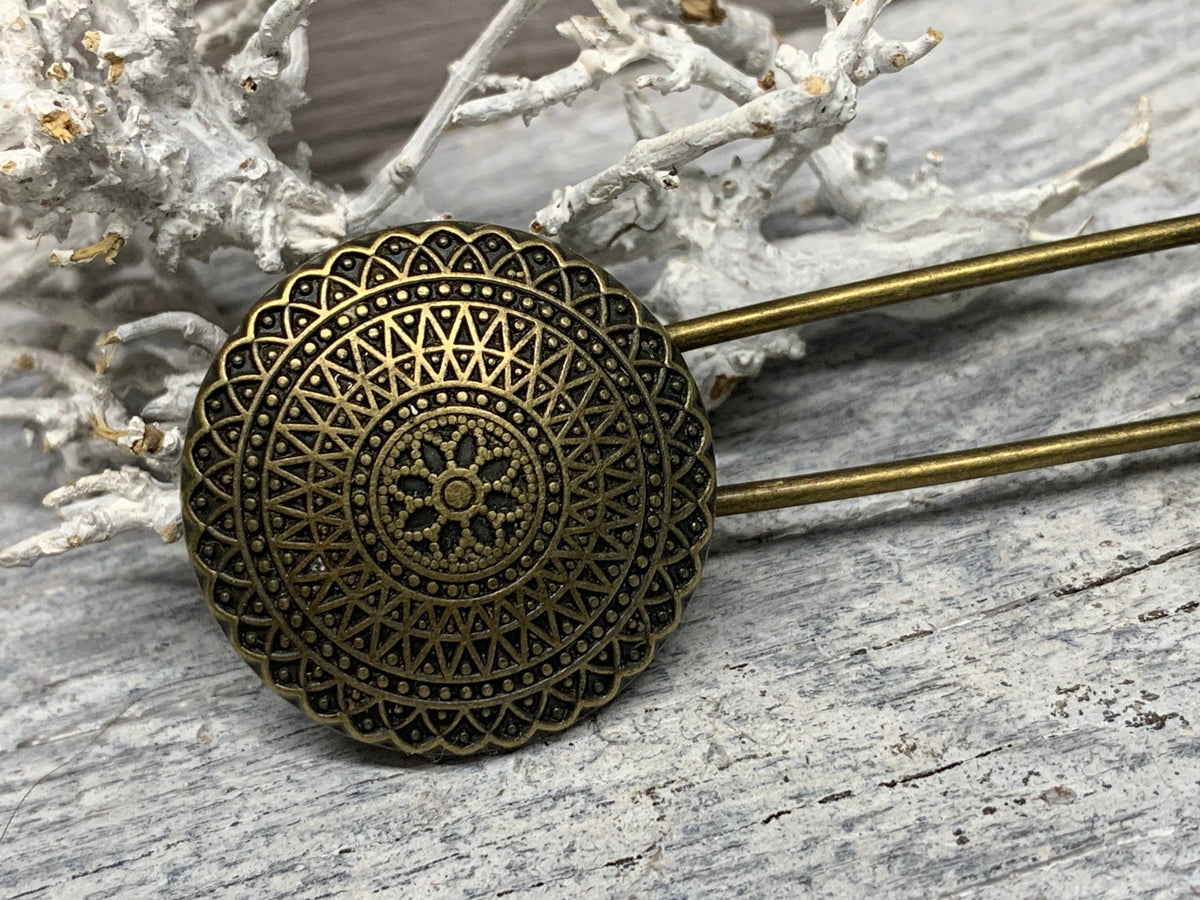 Nahaufnahme des gewölbten Ornaments mit feinem Spitzenmuster in Bronzeoptik