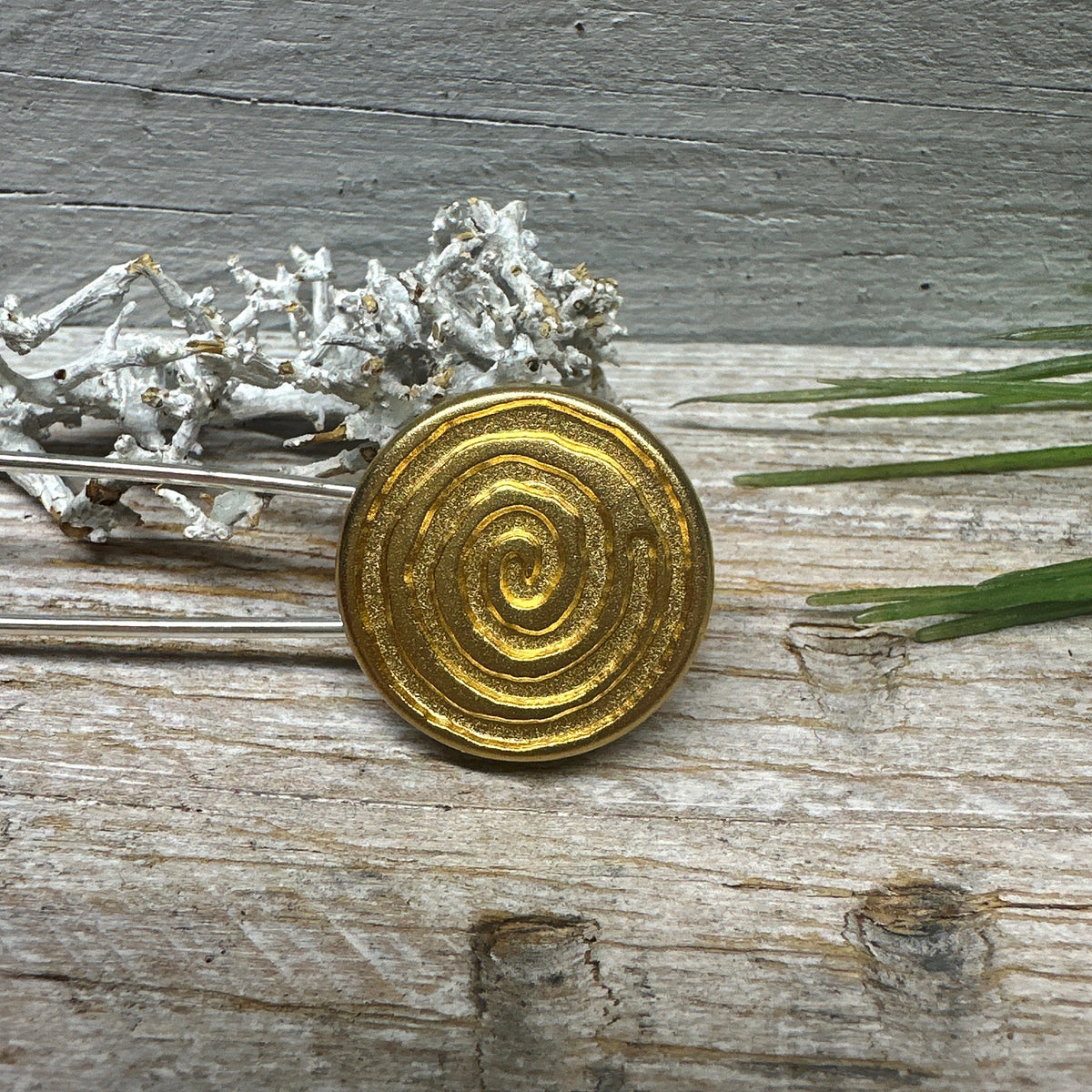 Nahaufnahme der glänzenden Spirale in Goldoptik