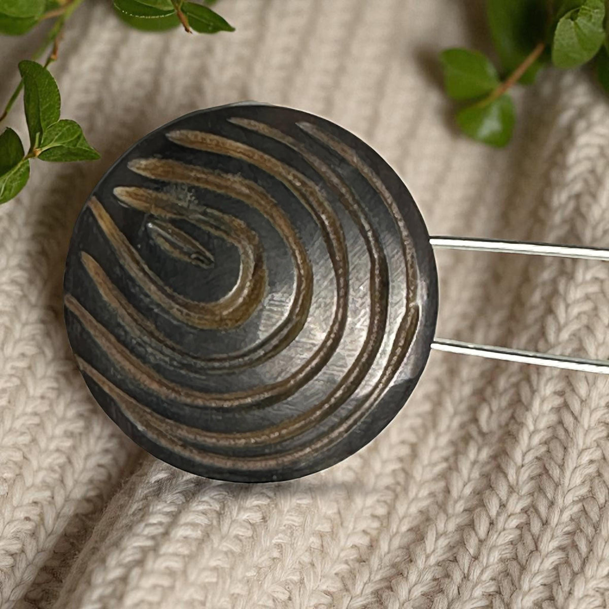 Nahaufnahme der Holz-Intarsie mit Spiralrillen