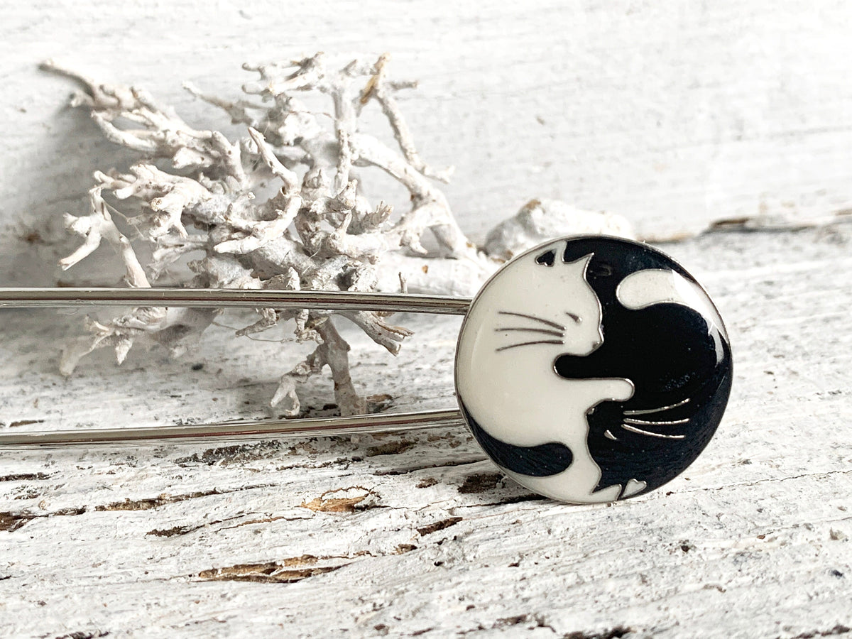 Nahaufnahme der schwarzen und weißen Katze im Yin-Yang-Kreis