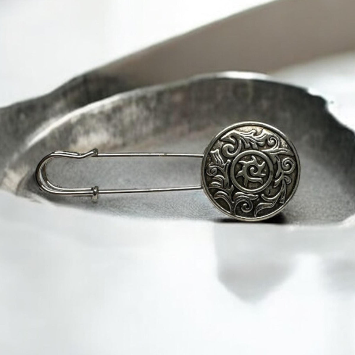 Ponchonadel mit keltischem Ornament in Seitenansicht
