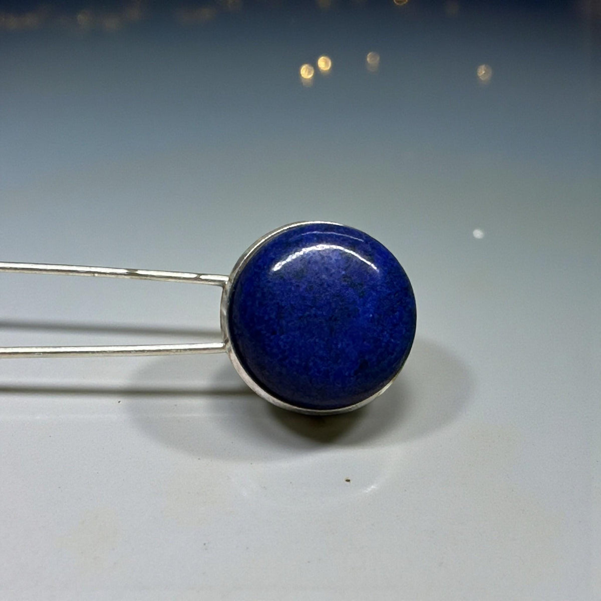 Nahaufnahme des königsblauen Lapis Lazuli mit feinen goldfarbenen Einschlüssen