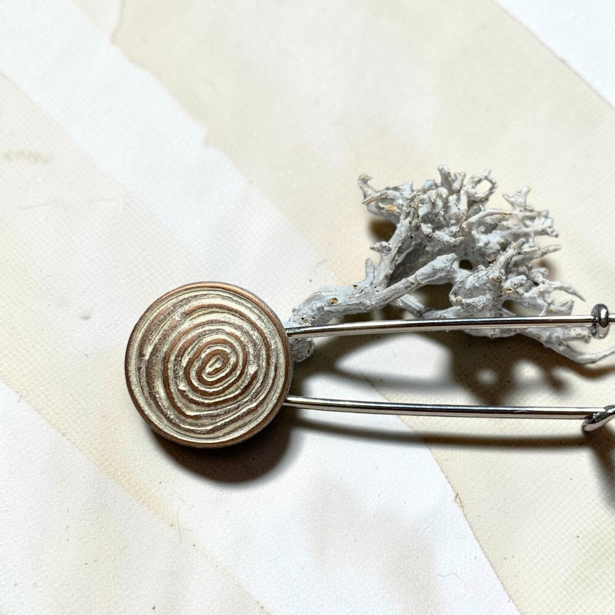 Nahaufnahme der Schneckenspirale in Weiß- und Roségoldtönen