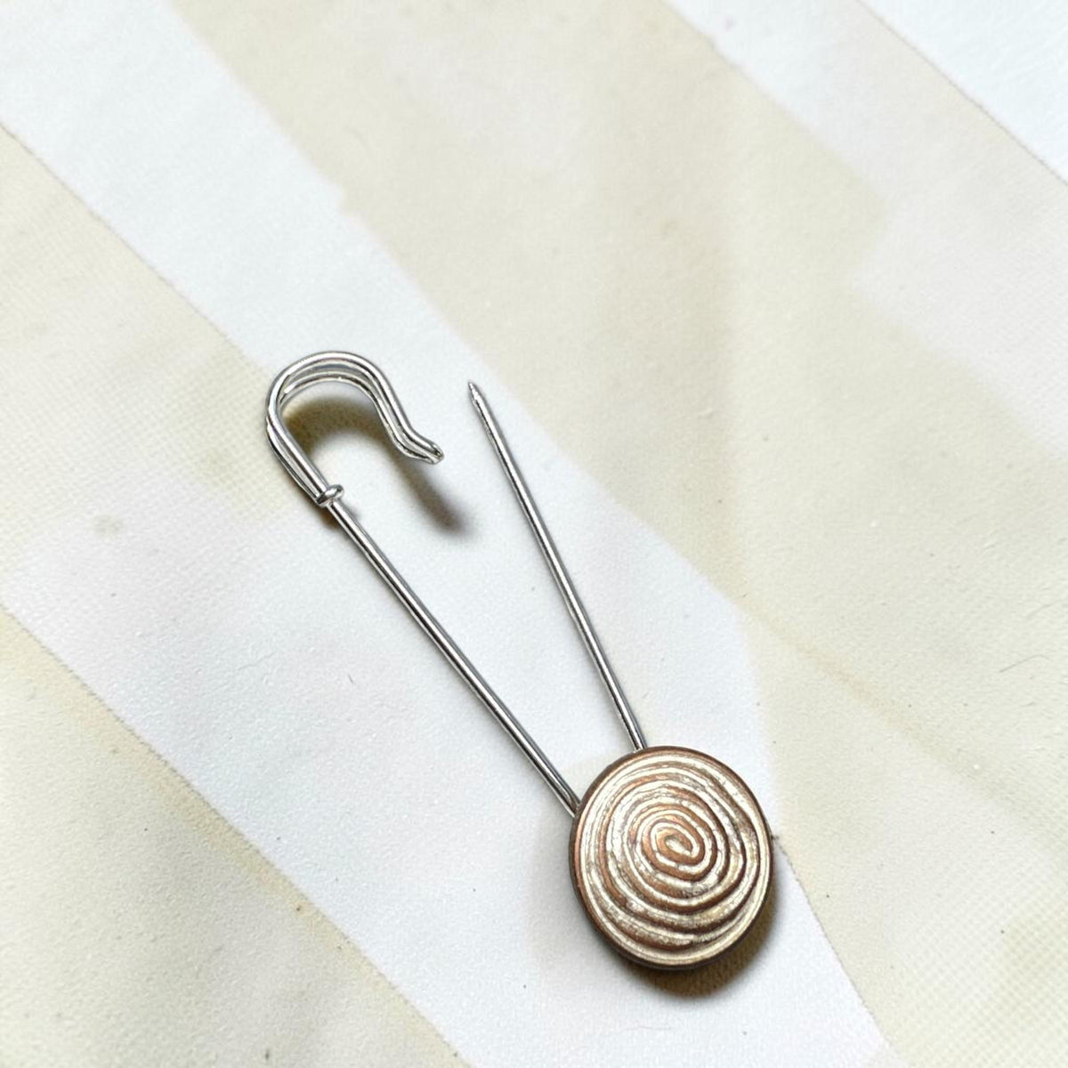Geöffnete Ponchonadel mit Schneckenspirale
