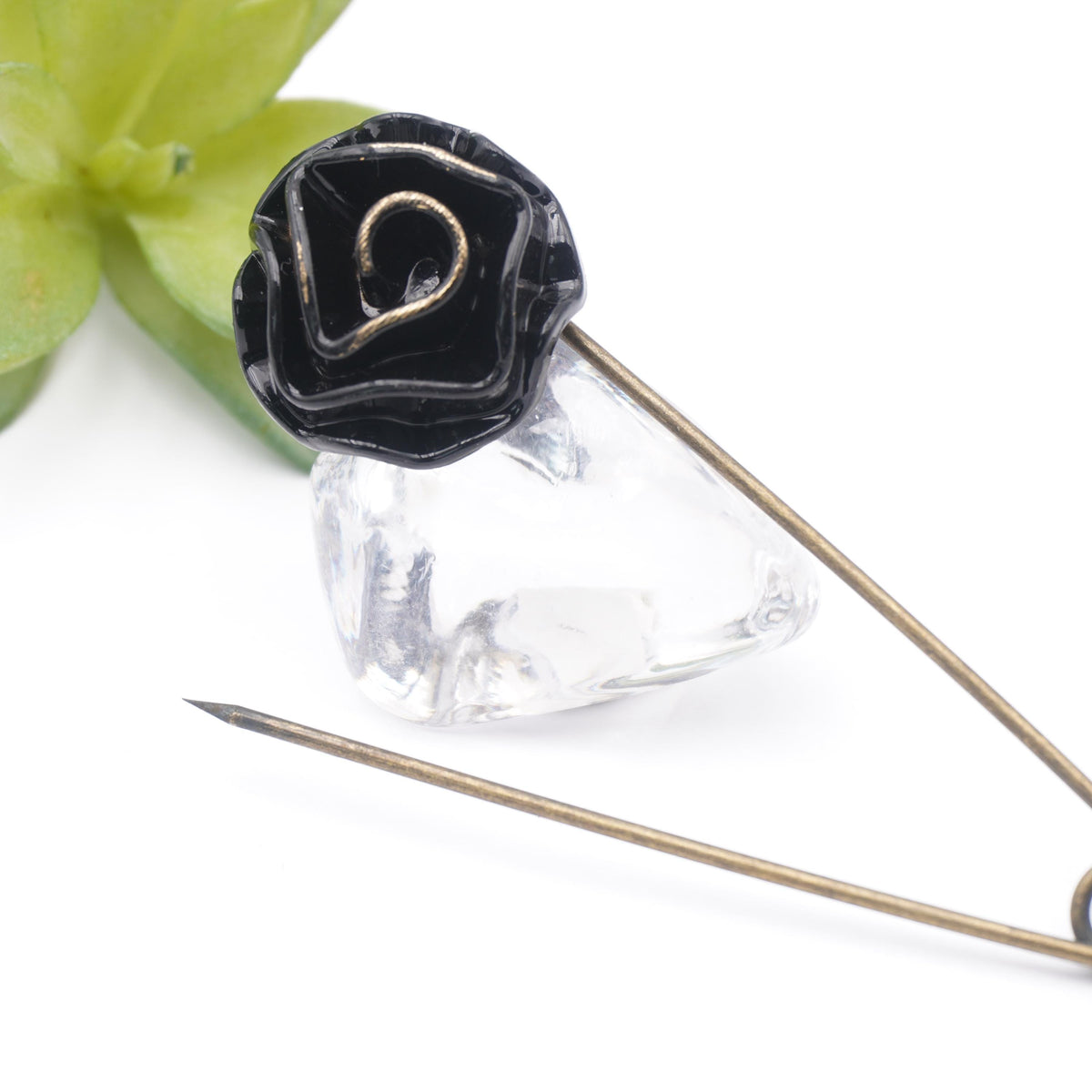 Nahaufnahme der schwarzen Rose mit Nadel