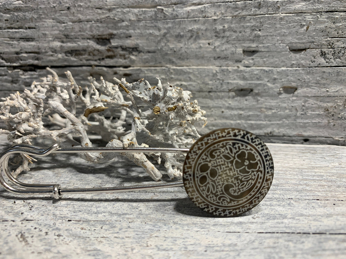 Nahaufnahme des taupe-silberfarbenen Blumenornaments